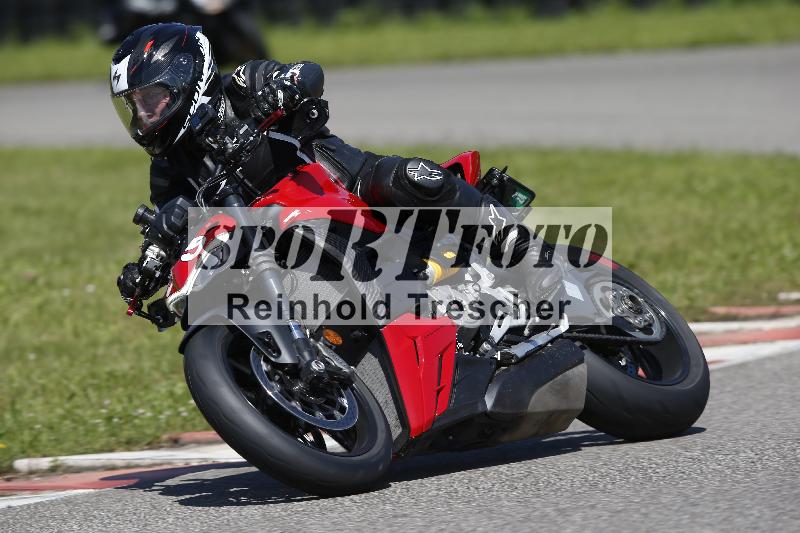 /Archiv-2024/29 12.06.2024 MOTO.CH Track Day ADR/Gruppe blau/35